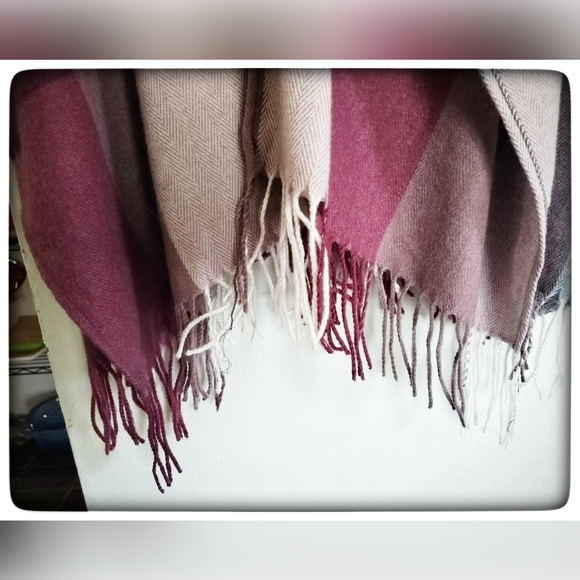 Woolrich Maroon & Gray Plaid Winter Poncho ONE SIZE - Picture 2 of 5